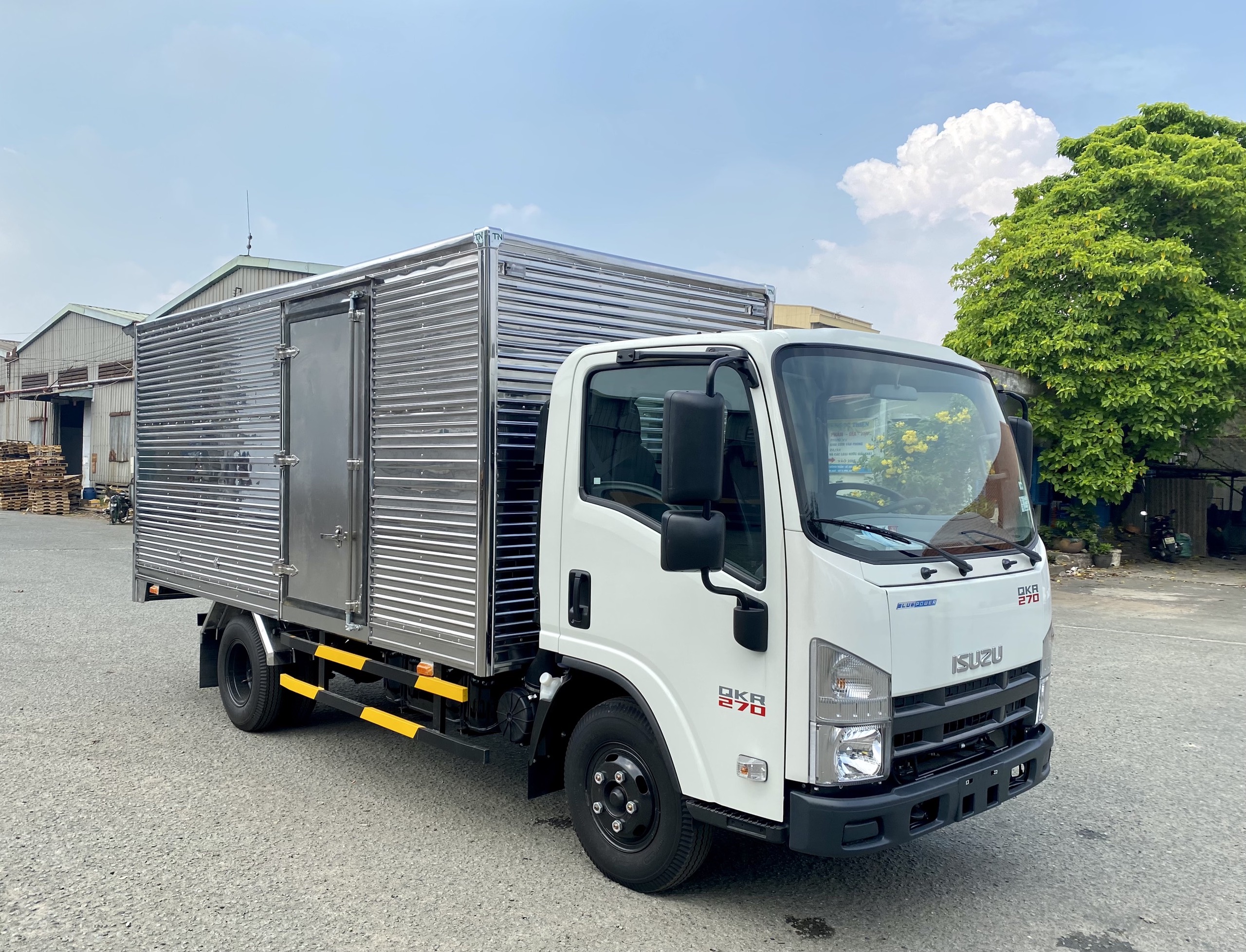 XE TẢI ISUZU 2.7 TẤN QKR 270