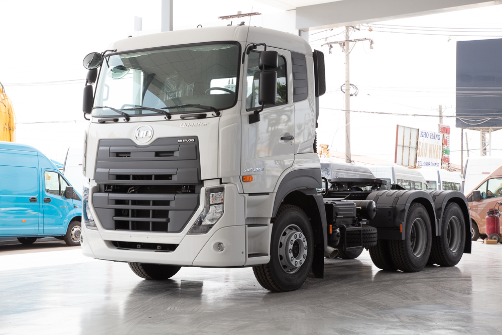 XE ĐẦU KÉO UD QUESTER GWE 330 